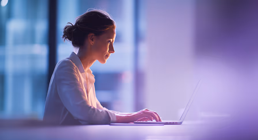 девушка за ноутбуком